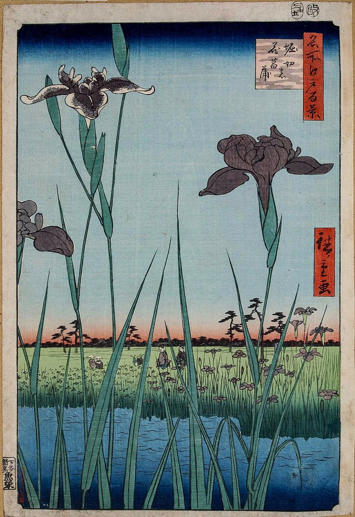 水辺に咲く花と、草原の風景を描いた日本の浮世絵。背景には夕日が沈む様子が見える。